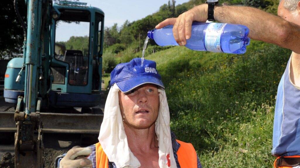 Der Klimawandel und die damit verbundenen häufigeren Hitzewellen sind für viele Arbeitnehmende zunehmend eine Gefahr. (Symbolbild)