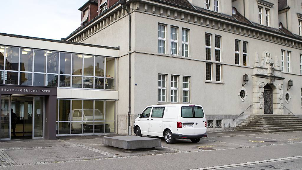 Ein Bauer aus dem Zürcher Oberland ist wegen mehrfacher Tierquälerei angeklagt. Das Bezirksgericht Uster muss am Freitag über seinen Fall urteilen. (Archivbild)