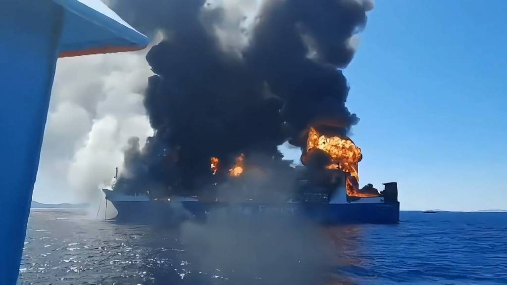 Fähre vor Mykonos steht in Vollbrand