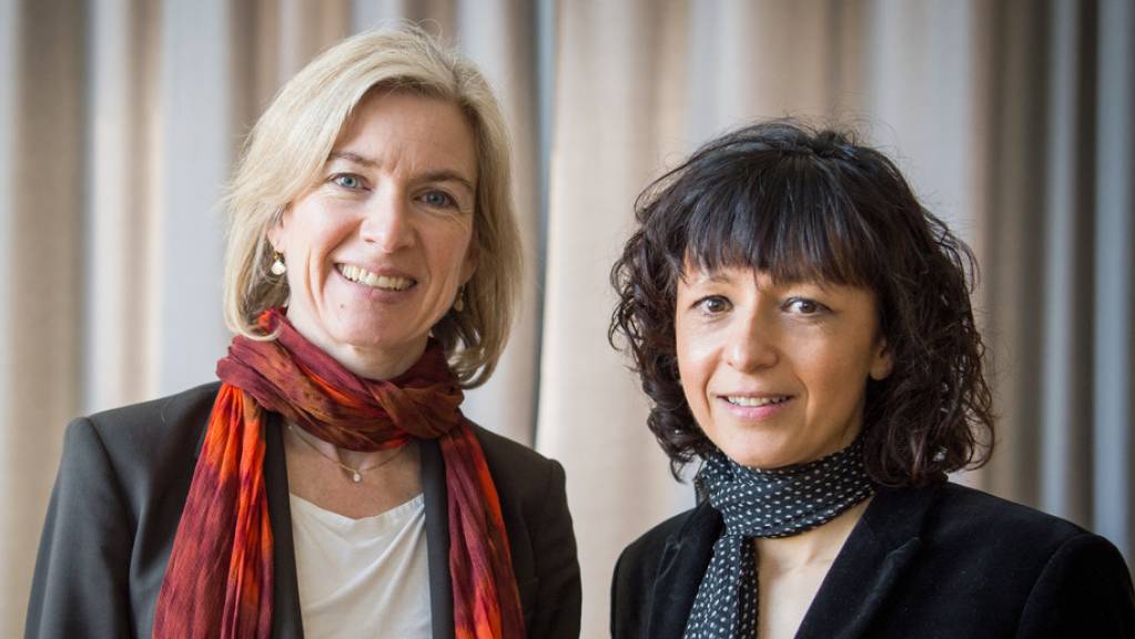 Die amerikanische Biochemikerin Jennifer A. Doudna (links) und die französische Mikrobiologin Emmanuelle Charpentier - hier bei der Verleihung des Paul Ehrlich- und Ludwig Darmstädter-Preises 2016 – haben nicht unerwartet den Nobelpreis für Chemie zugesprochen erhalten. (Archivbild)