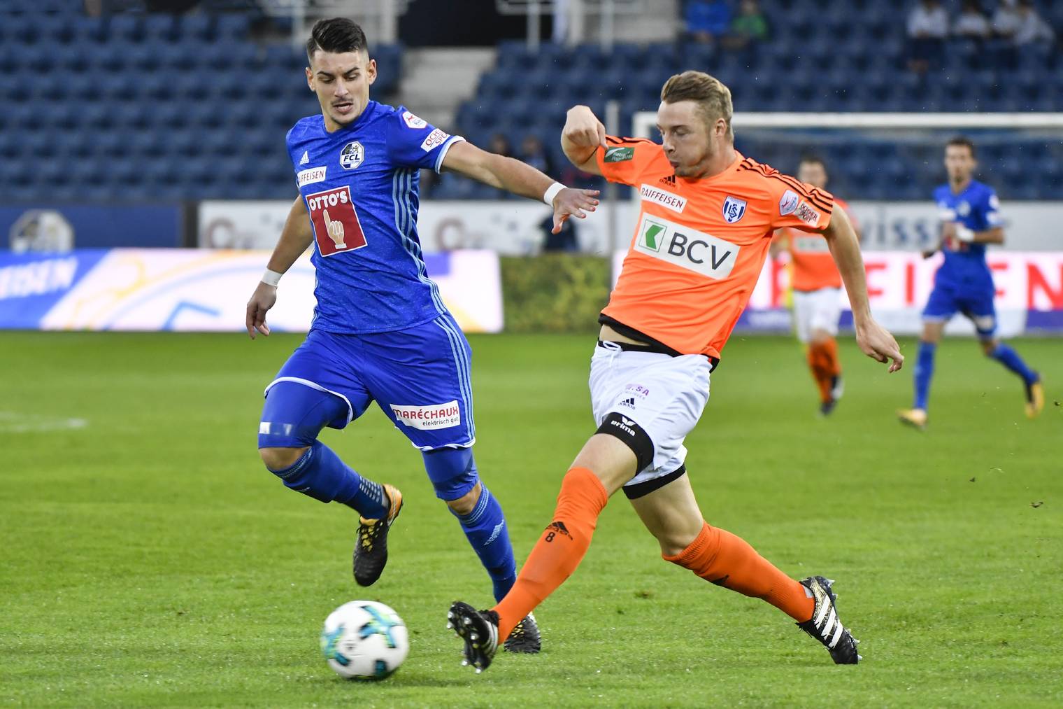 Lausanne-Mann Joel Geissmann (rechts,
hier im Einsatz gegen Stefan Knezevic) schoss für Lausanne das Tor zum 1:2.