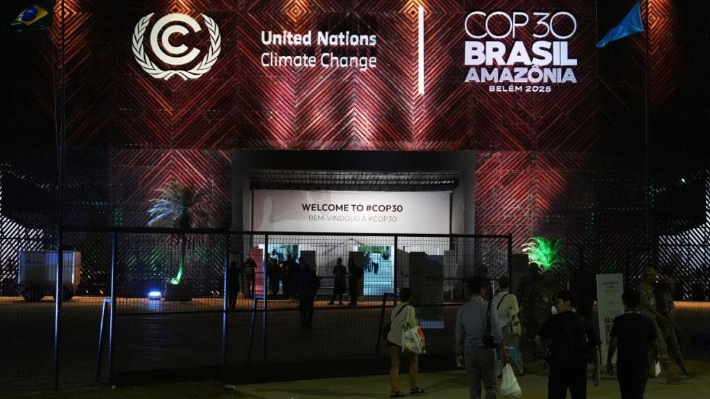Delegierte betreten den Veranstaltungsort des COP30-Klimagipfels, nachdem dieser nach einem Brand am Vortag wieder geöffnet wurde. Foto: Joshua A. Bickel/AP/dpa