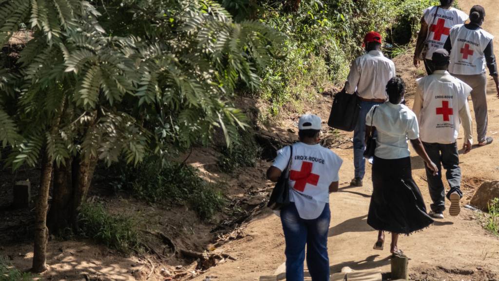dpatopbilder - Freiwillige des Roten Kreuzes sind bei einem Einsatz zur Sensibilisierung der Bevölkerung während des Ebola-Ausbruchs in Bunia unterwegs. Foto: Moses Sawasawa/AP/dpa