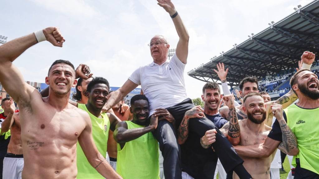 Claudio Ranieri wird von den Cagliari-Spielern gefeiert