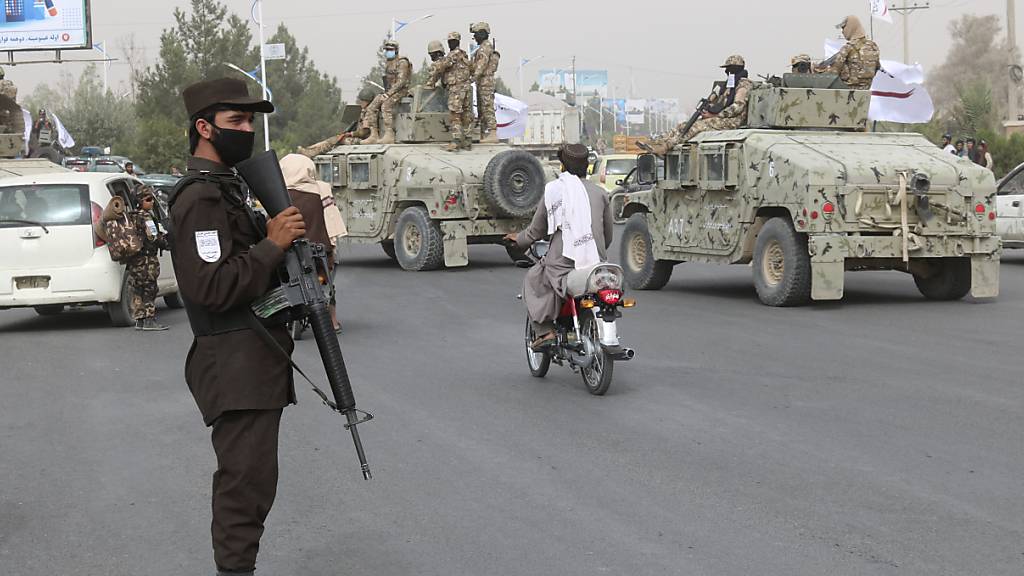 Taliban-Kämpfer patrouillieren während einer Feier zum zweiten Jahrestag des Abzugs der US-amerikanischen Truppen aus Afghanistan auf der Straße. Foto: Abdul Khaliq/AP/dpa