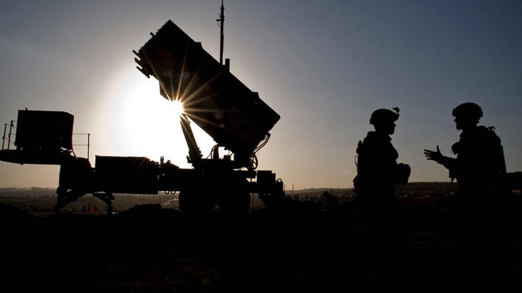 ARCHIV - US-Soldaten unterhalten sich nach einer routinemäßigen Inspektion eines Raketenabwehrsystems Patriot (hinten) auf der türkischen Militärbasis in Gaziantep. Foto: MSgt Sean M. Worrell/US Air Force/dpa/Archiv