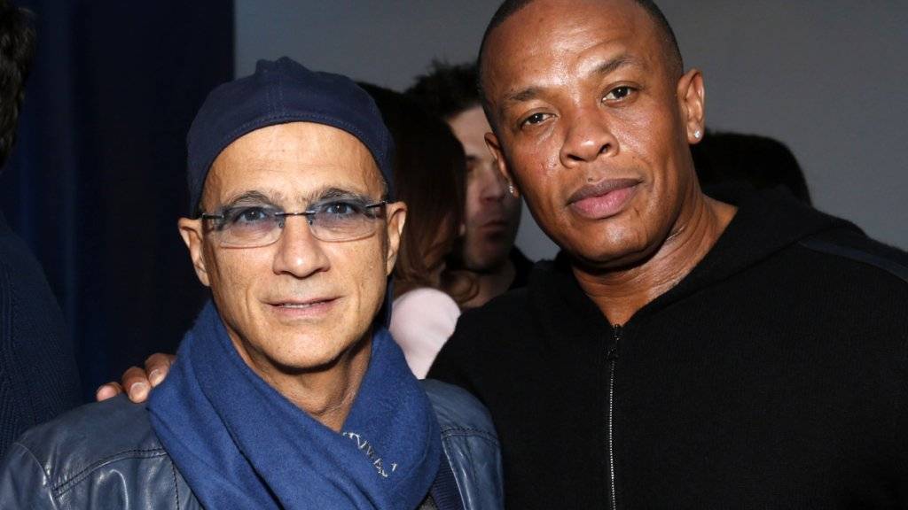 Hip-Hop-Mogul Dr. Dre - hier rechts neben seinem Geschäftspartner Jimmy Lovine - soll angeblich Auftragskiller angeheuert haben, um einen Konkurrenten zu ermorden. (Archivbild)