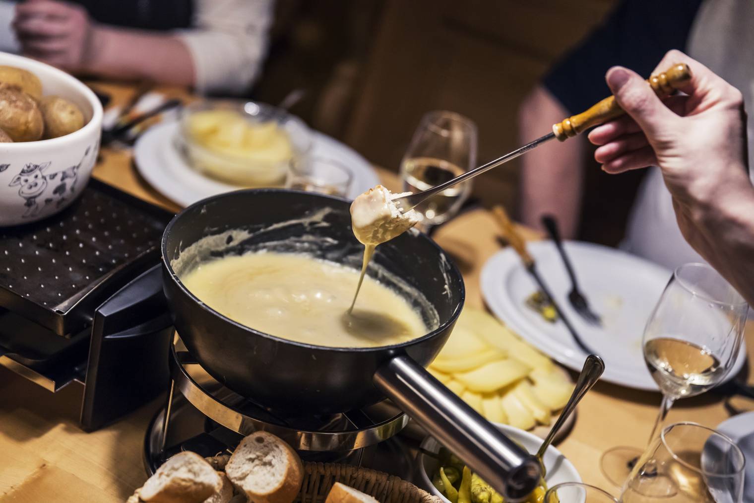 Fondue- oder Racletteabend mit Freunden und Familie