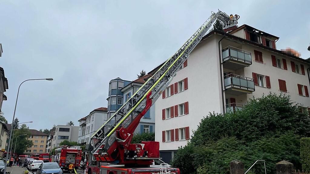 Brand in Dachwohnung – Mehrfamilienhaus evakuiert
