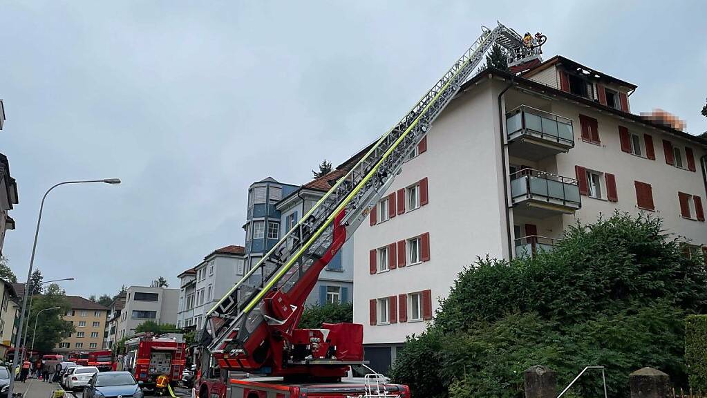 In St.Gallen ist am Samstag eine Dachwohnung in Brand geraten. Verletzt wurde niemand.