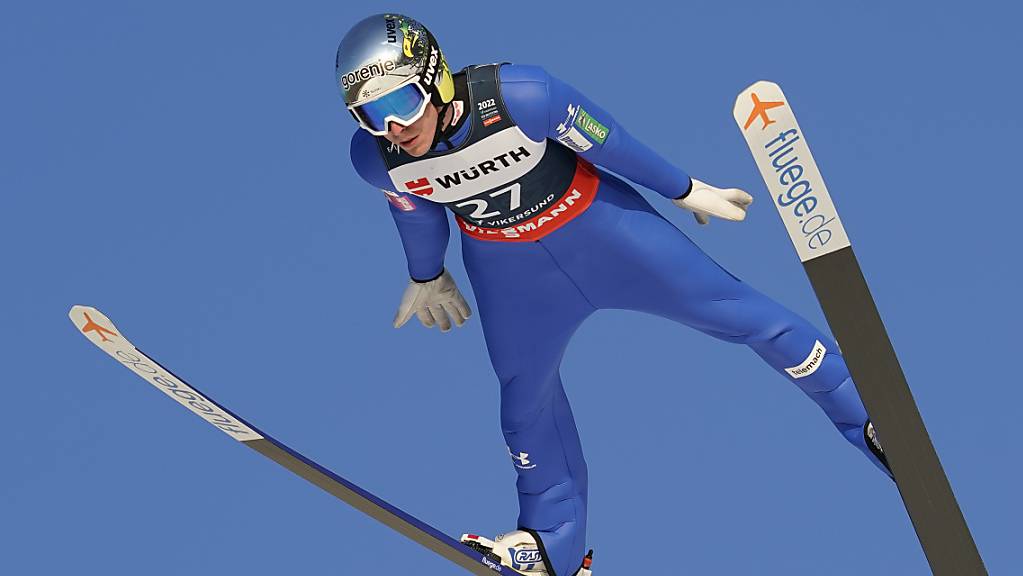 Die Skimarke kündet es bereits an: Timi Zajc fliegt in perfekter Haltung zu Top-Weiten.