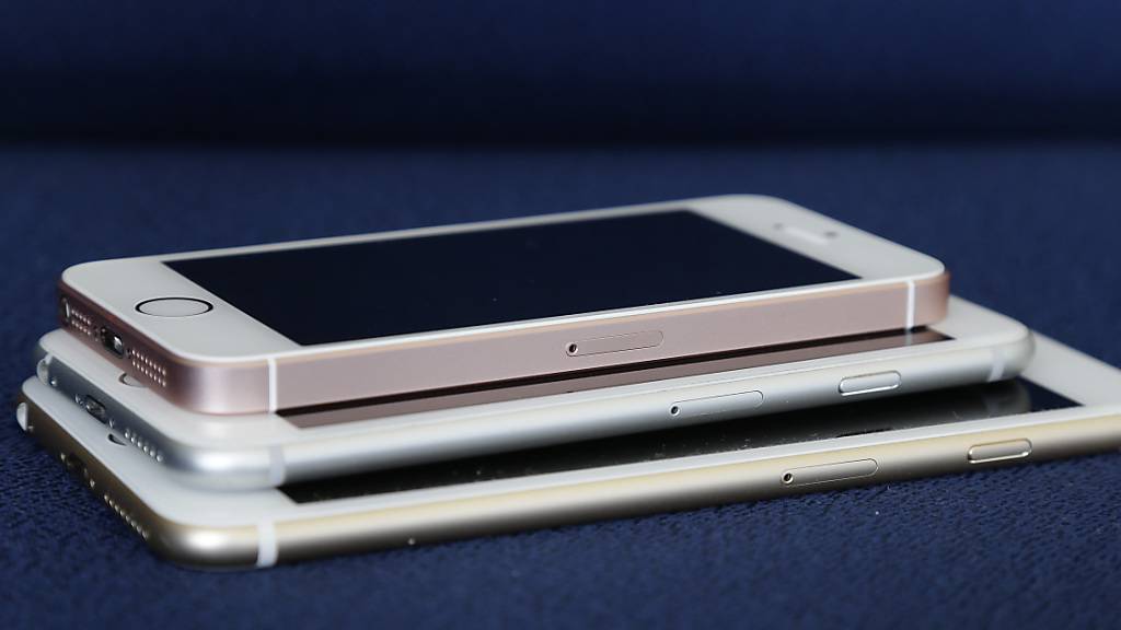 Im Streit um gedrosselte Batterien bei älteren iPhone-Modellen hat der Apple-Konzern weitere Geldbeträge zur Beilegung der Beschwerden zugesagt. (Symbolbild)