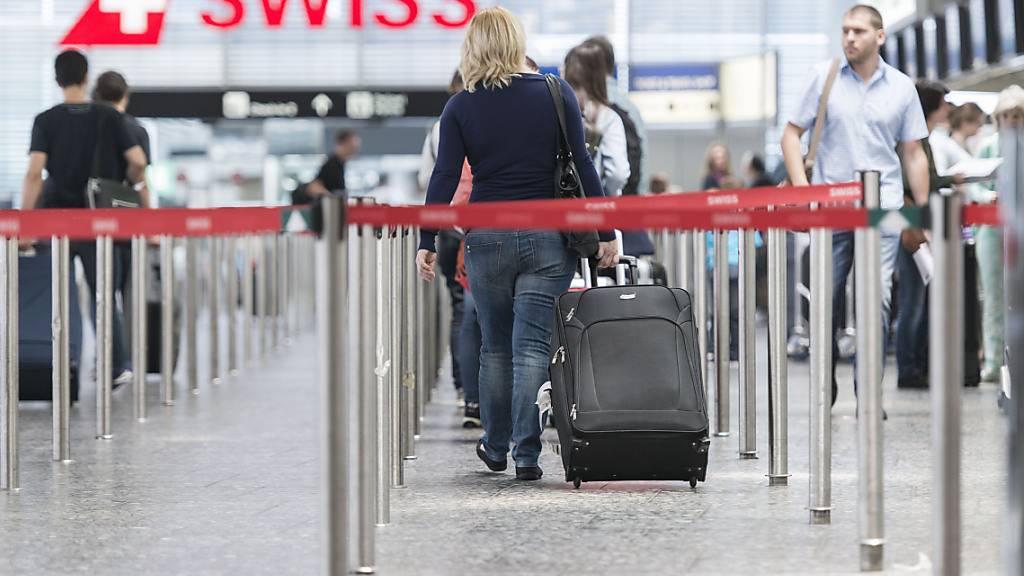 Am Flughafen Zürich müssen Gepäckförderanlagen ersetzt werden. Während der Arbeiten werden 23 Anlagen im Norden des Check-in 1 verlegt. (Symbolbild)