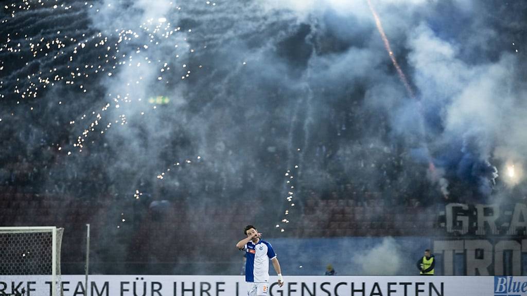 Für sogenannte Ultras ist Feuerwerk trotz Vebots ein Teil der Fankultur im Fussball, im Bild beim Cup-Spiel gegen den FCZ am 3. Dezember 2024. Dass die Stadtpolizei Zürich einen GC-Fanmarsch wegen des Zündens von Böllern stoppte, findet der Stadtrat jedoch verhältnismässig. (Archivbild)
