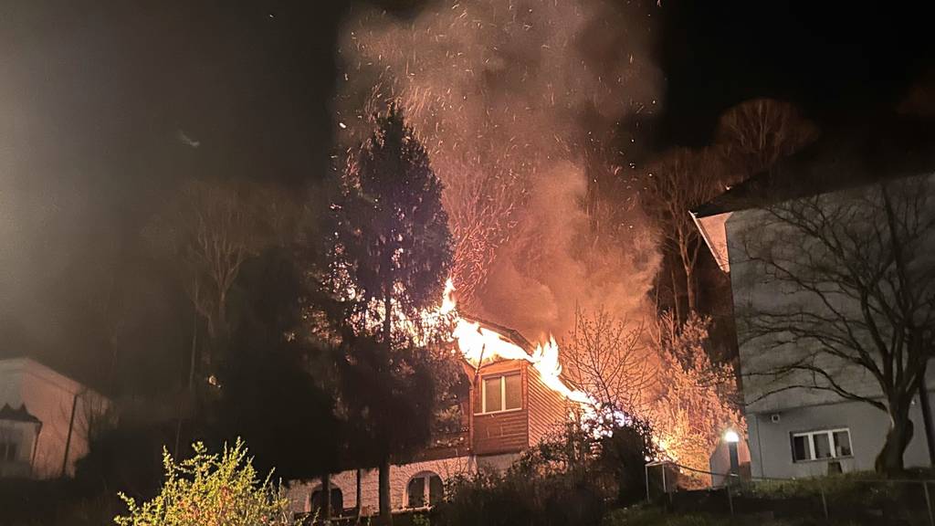 Zweifamilienhaus aus Holz brennt komplett nieder