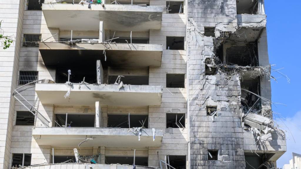 Blick auf ein beschädigtes Gebäude nach dem Einschlag einer iranischen Rakete. Foto: Israel Hadari/ZUMA Press Wire/dpa