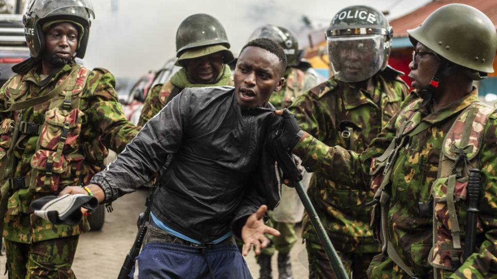 Ein Demonstrant wird von der Polizei festgenommen. In einer Reihe von kenianischen Städten demonstrieren Regierungsgegner gegen neu eingeführte Steuern und die Lebenshaltungskosten. Foto: Samson Otieno/AP/dpa