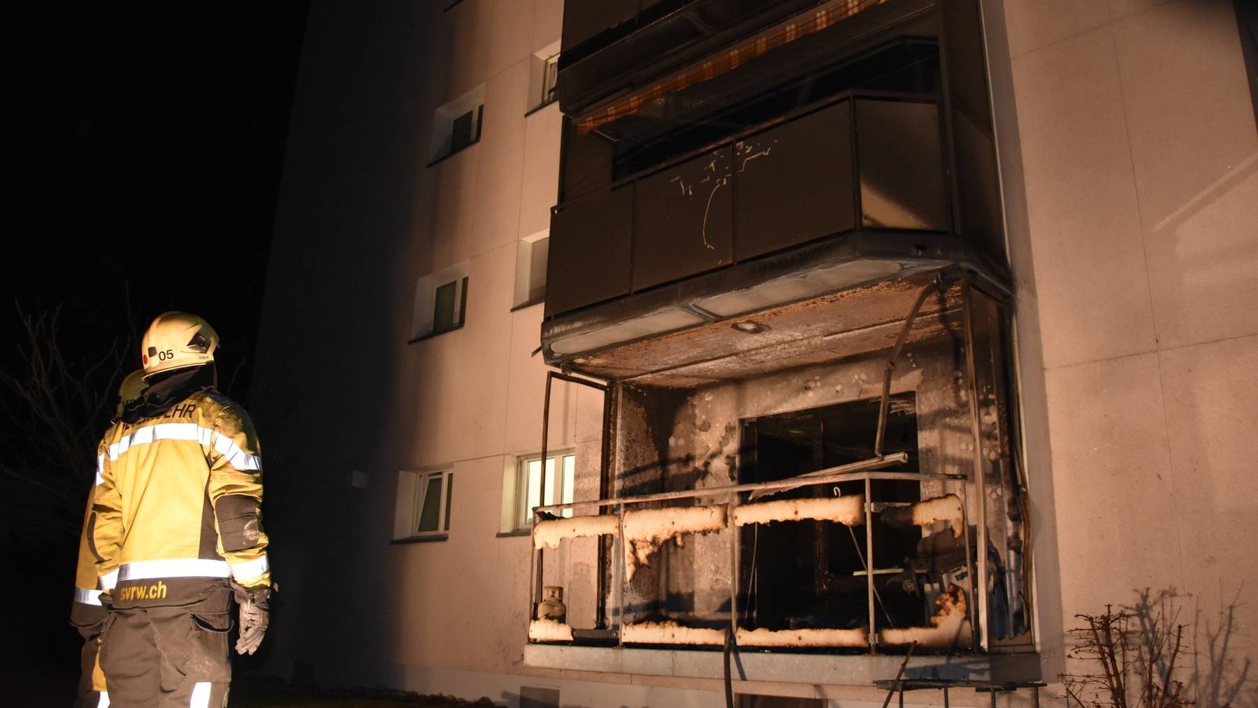 Ein Balkon wurde absichtlich in Brand gesteckt.