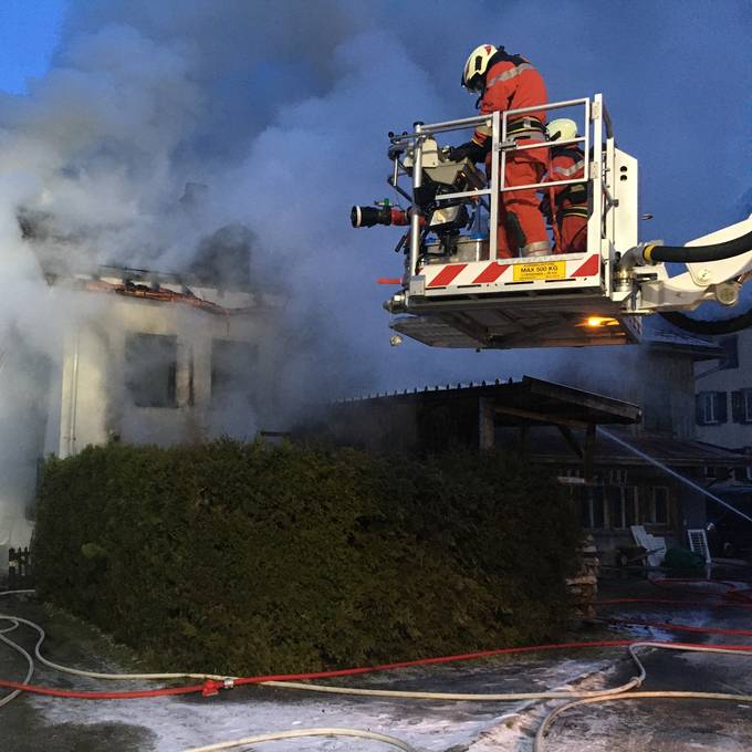 Eine Person wird tot in abgebranntem Haus gefunden