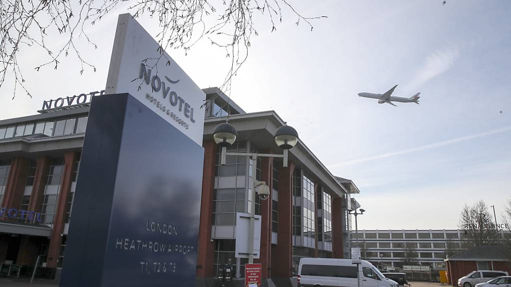 Ein Flugzeug fliegt über das Novotel am Flughafen Heathrow, das für die Nutzung als Quarantäne-Hotel vorbereitet wird. Foto: Steve Parsons/PA Wire/dpa