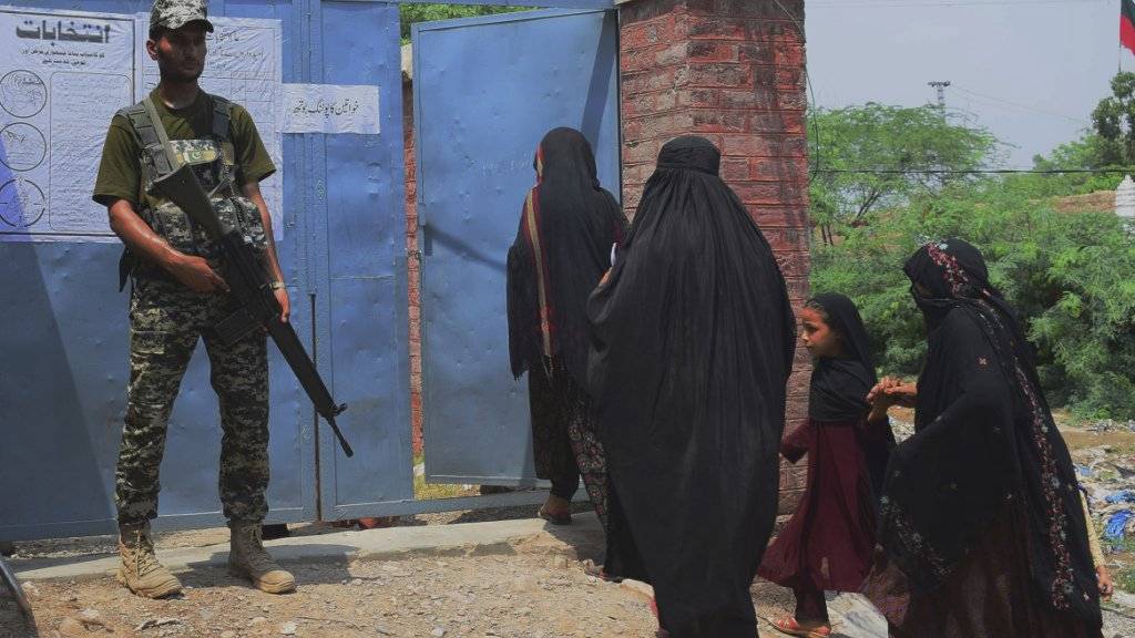Bei den ersten Wahlen in den pakistanischen  Stammesgebieten waren fast 35'000 Sicherheitskräfte zur Sicherung des Urnengangs abgestellt.