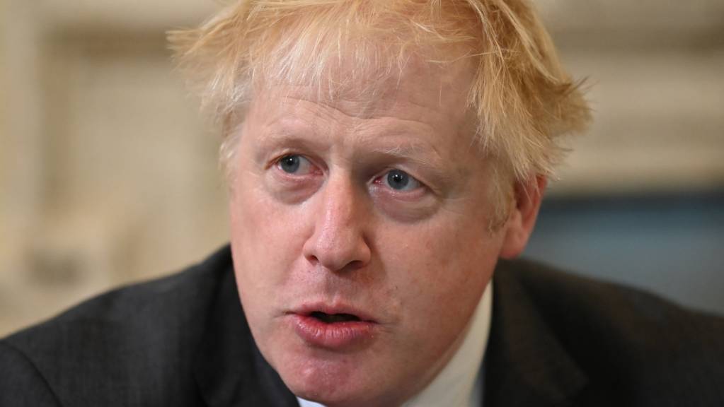 Boris Johnson, Premierminister von Großbritannien, spricht während einer Kabinettssitzung in der Downing Street 10 in London. Weil Johnson trotz wachsender Sorgen um steigende Energiepreise und Versorgungsengpässe in den Urlaub gefahren ist, muss er sich erneut Kritik gefallen lassen.
