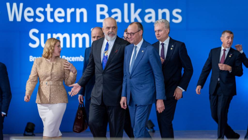 Bundeskanzler Friedrich Merz (CDU) kommt neben Edi Rama, Ministerpräsident von Albanien, zum Familienfoto beim Gipfeltreffen EU-Westbalkan. Thema sind die Bemühungen, die strategische Partnerschaft zwischen der Europäischen Union und dem Westbalkan weiter zu intensivieren. Foto: Michael Kappeler/dpa