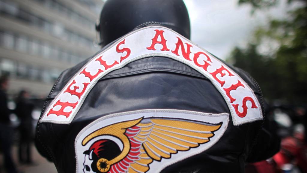 ARCHIV - Ein Mitglied der Rockergruppe Hells Angels nimmt an einem Protestkorso teil. 1.200 Polizisten sind bei der Razzia im Einsatz. Foto: Fredrik von Erichsen/dpa