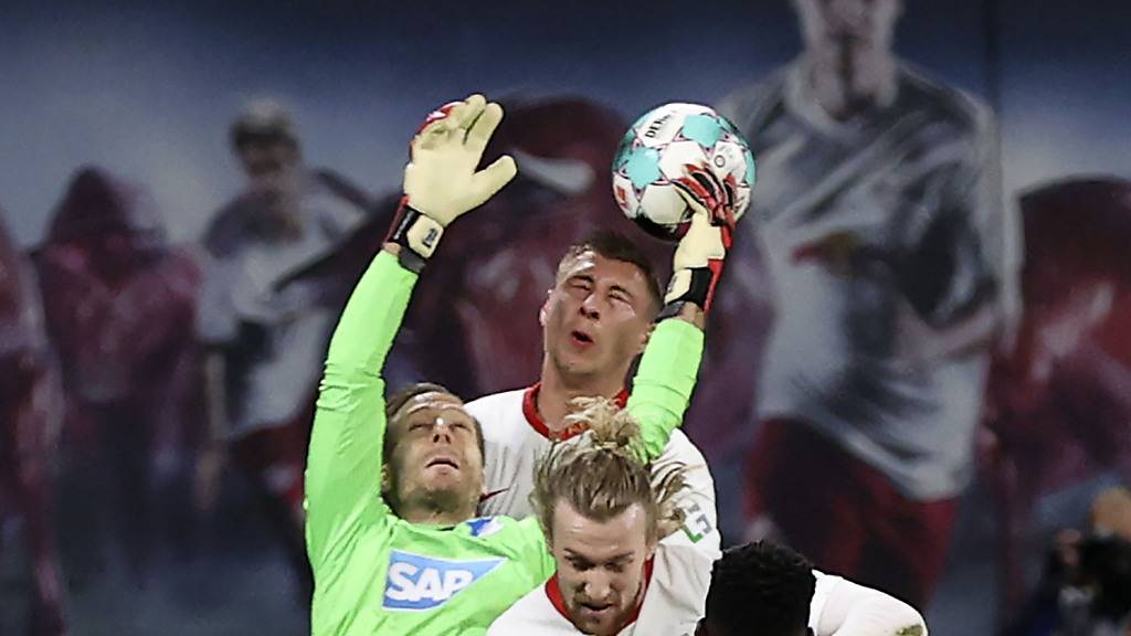 Hoffenheims Goalie Oliver Baumann hindert die Leipziger Emil Forsberg (vorne) und Willi Orban am Kopfball