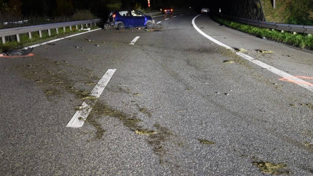 Insgesamt drei Autos verunfallten auf der A13 bei Domat/Ems GR.