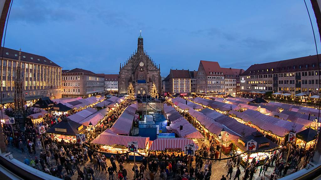 ARCHIV - Blick über den Nürnberger Christkindlesmarkt. Foto: Daniel Karmann/dpa