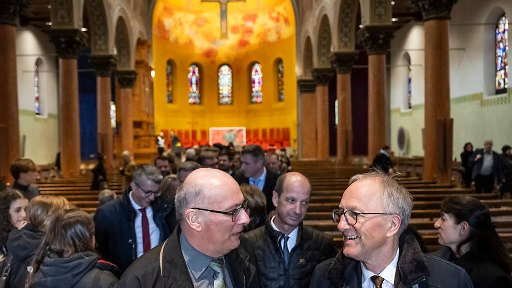 Übungshalber in einer Berner Kirche statt im Bundeshaus: Nationalrat Markus Ritter (Mitte/SG) und Ständerat Peter Hegglin (Mitte/ZG) bei einer Evakuierungsübung.