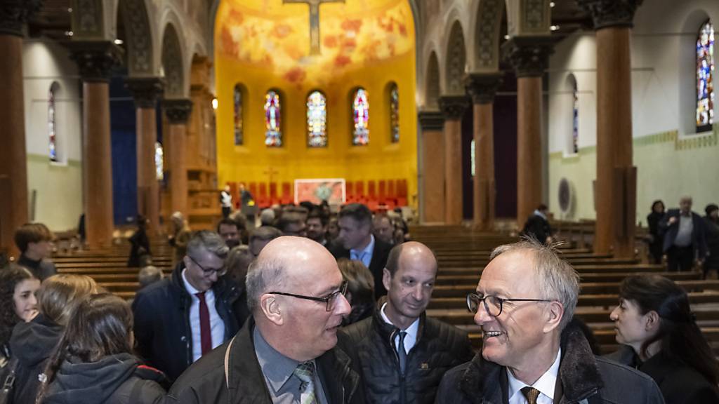 Übungshalber in einer Berner Kirche statt im Bundeshaus: Nationalrat Markus Ritter (Mitte/SG) und Ständerat Peter Hegglin (Mitte/ZG) bei einer Evakuierungsübung.