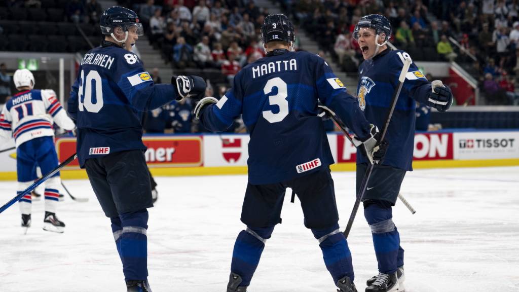 Ein Schützenfest gegen den Titelverteidiger: Finnlands Spieler freuen sich über sechs Tore und einen starken Auftritt