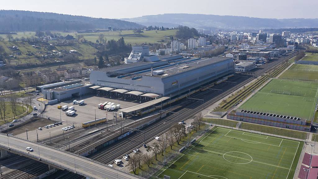 Die dritte Ziffer in der Postleitzahl ist heute bedeutungslos, da die Bahn nur noch Sendungen zwischen den Sortierzentren transportiert: Briefzentrum Zürich-Mülligen. (Archivbild)