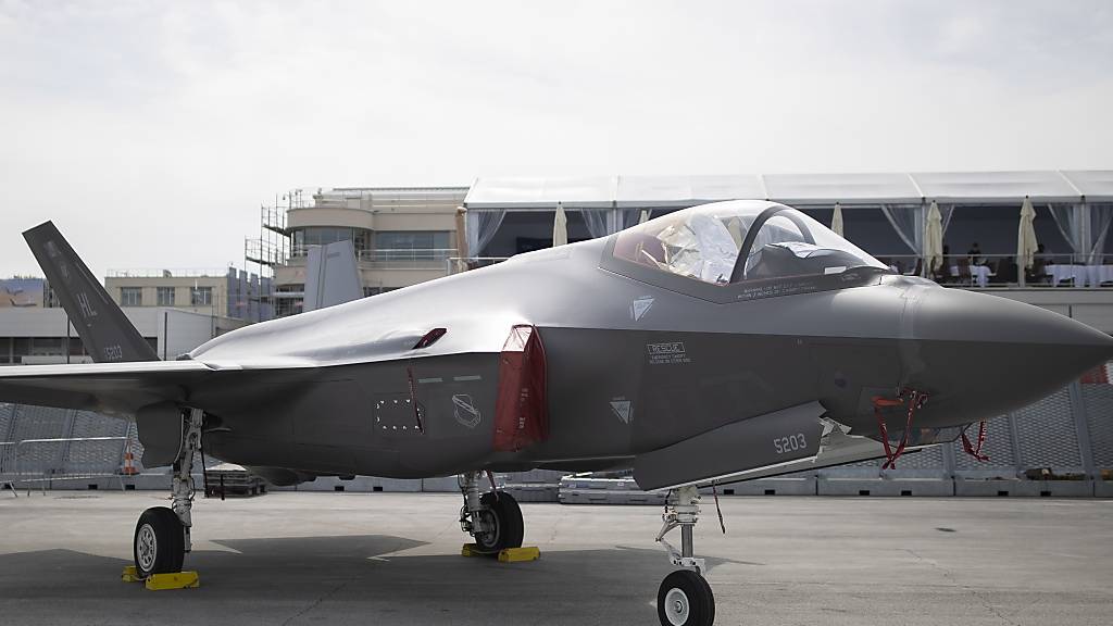 Der US-Rüstungskonzern Lockheed Martin muss seine Produktion des Kampfjets F-35 drosseln, weil Teile für die Fertigung fehlen. (Archivbild)