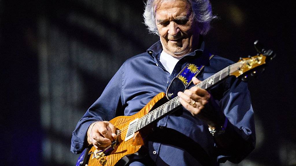 John McLaughlin letzten Sommer am Montreux Jazz Festival. Mit 75 nimmt er bald Abschied - aber nur von den USA, weil er sich dort nicht mehr willkommen fühlt. (Archivbild)