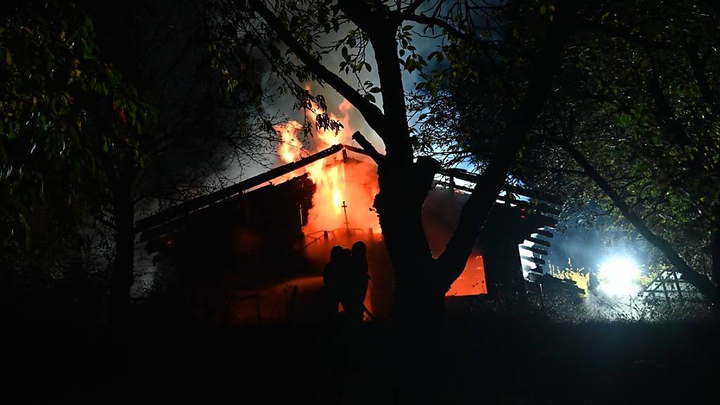 Die Einsatzkräfte konnten das bereits in Vollbrand stehende Holzhaus nicht mehr retten.