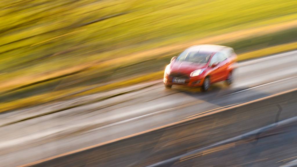 ARCHIV - Zu viel aufs Gaspedal gedrückt. Foto: Julian Stratenschulte/dpa/Symbolbild