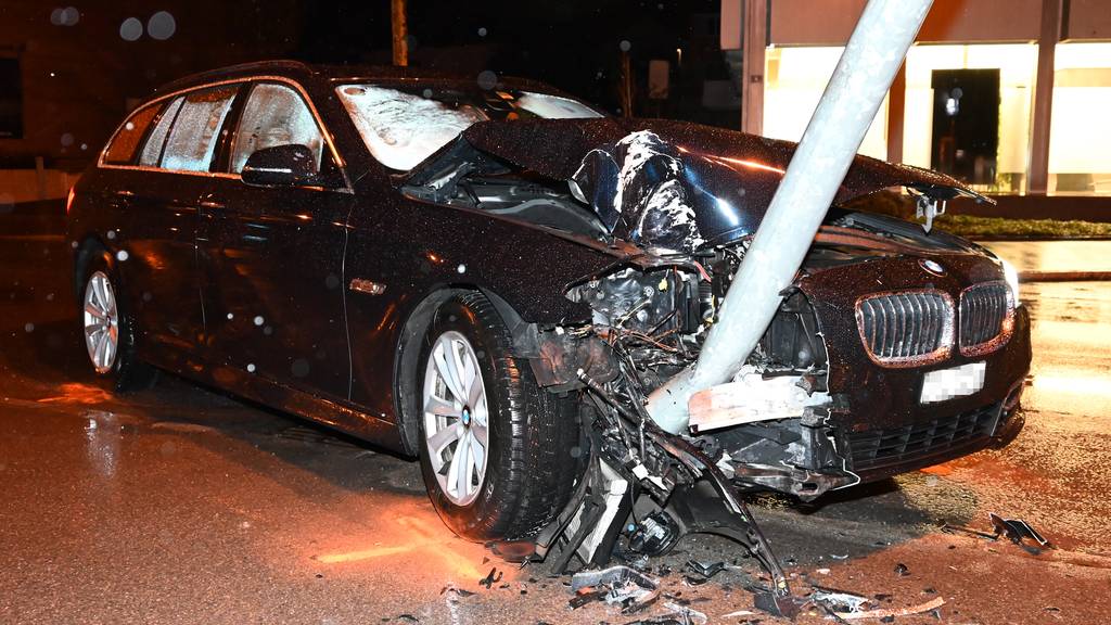 Er hätte nicht fahren dürfen: BMW-Lenker (33) donnert in Strassenlaterne