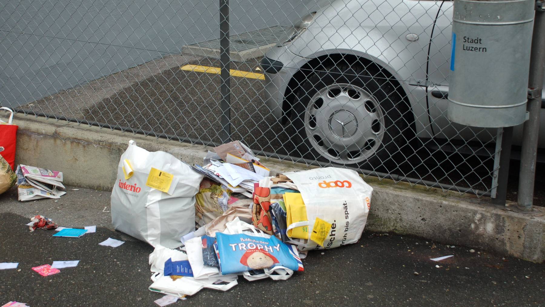 Das Strasseninspektorat lässt solchen Abfall konsequent liegen. Karton und Altpapier muss schön gebündelt werden.