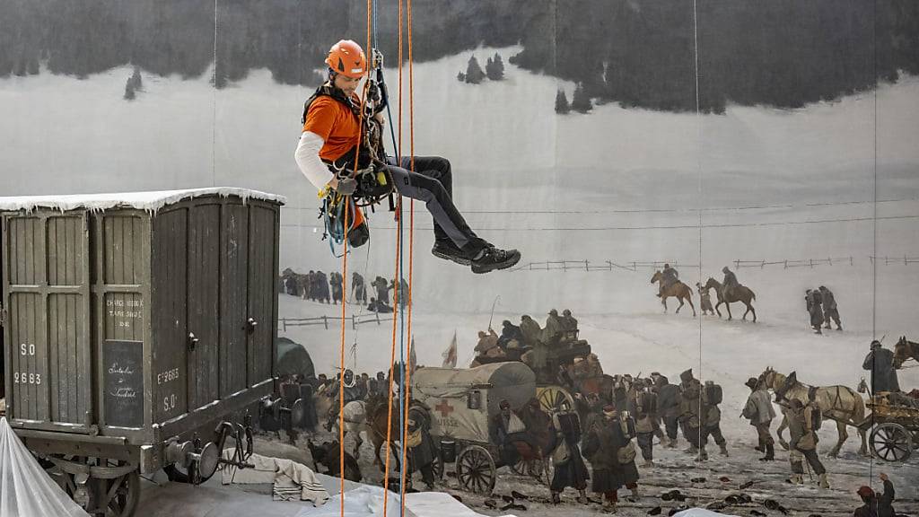 Ein Industriekletterer bei den Restaurationsarbeiten im Bourbaki Panorama Luzern.