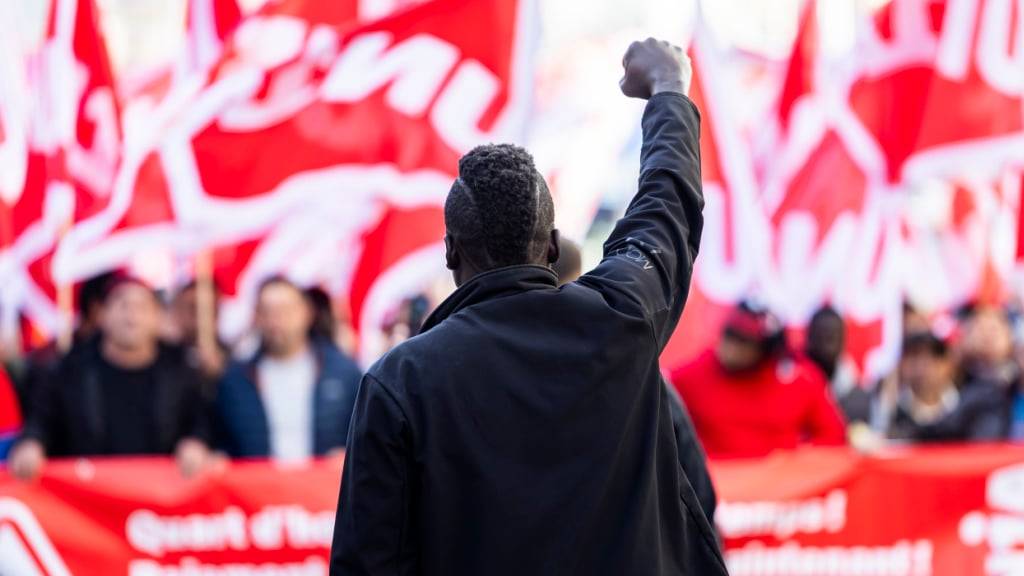 Kommt es zu keiner Einigung, gehen am Freitag wieder tausende Bauarbeiterinnen und Bauarbeiter auf die Strasse. (Archivbild)
