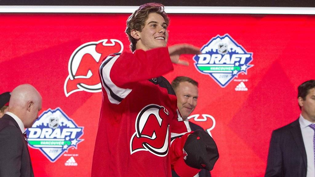 Jack Hughes (Bildmitte) im Dress der New Jersey Devils
