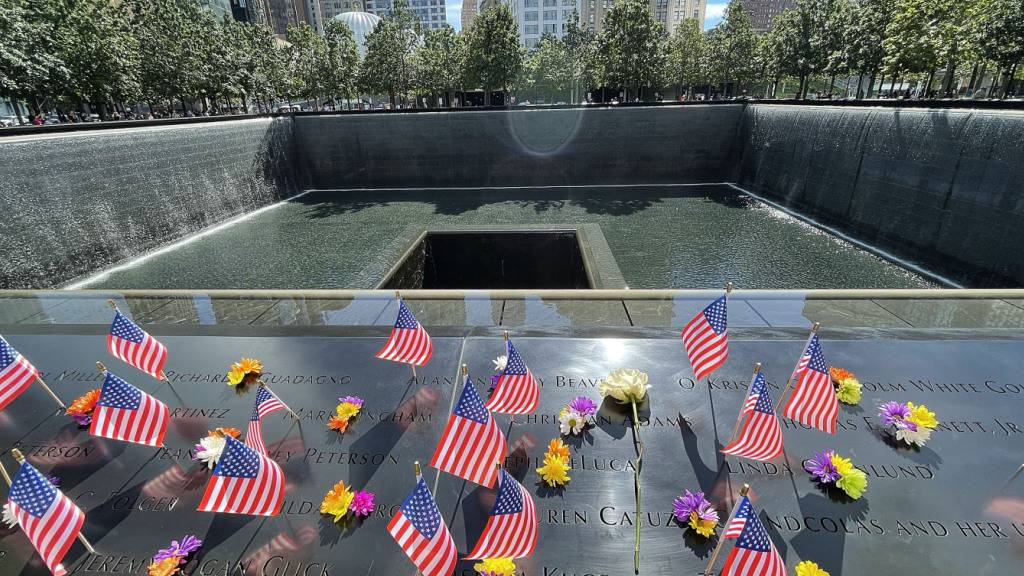 ARCHIV - Fahnen und Blumen liegen auf den Namen der Opfer am 9/11-Gedenkbrunnen in New York. Foto: Javier Rojas/Prensa Internacional via ZUMA/dpa/Archivbild
