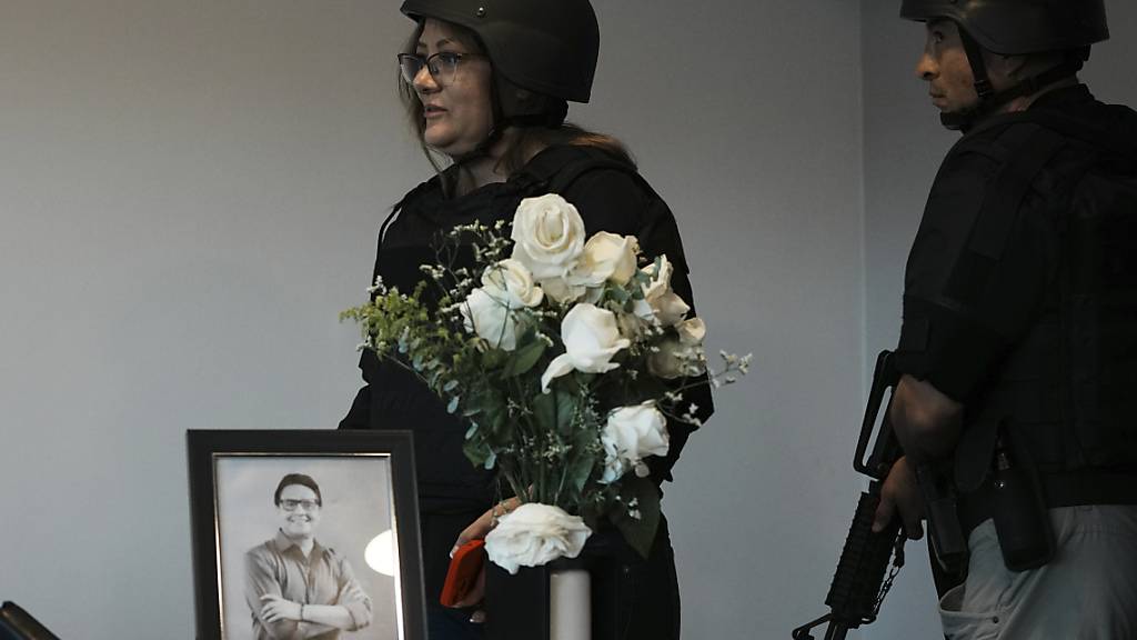 dpatopbilder - Veronica Sarauz, die Witwe des Präsidentschaftskandidaten Villavicencio, kommt zu einer Pressekonferenz im Ibis-Hotel in Quito, Ecuador. Villavicencio wurde bei einer politischen Kundgebung am 9. August in Quito erschossen. Foto: Dolores Ochoa/AP/dpa