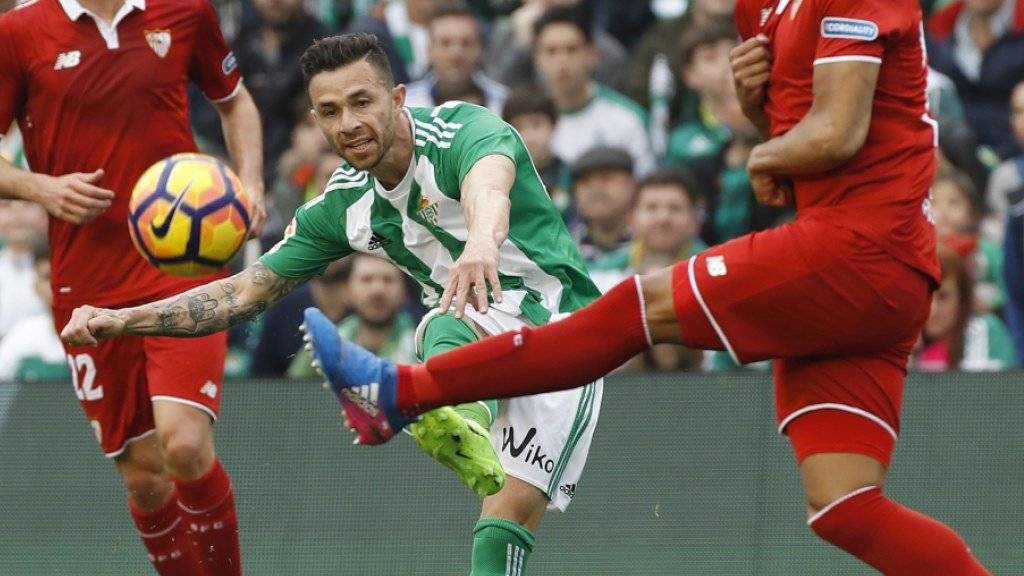 Kein Flamenco sondern Fussball-Derby: Betis-Castro im Duell mit Sevilla-Mercado (rechts)