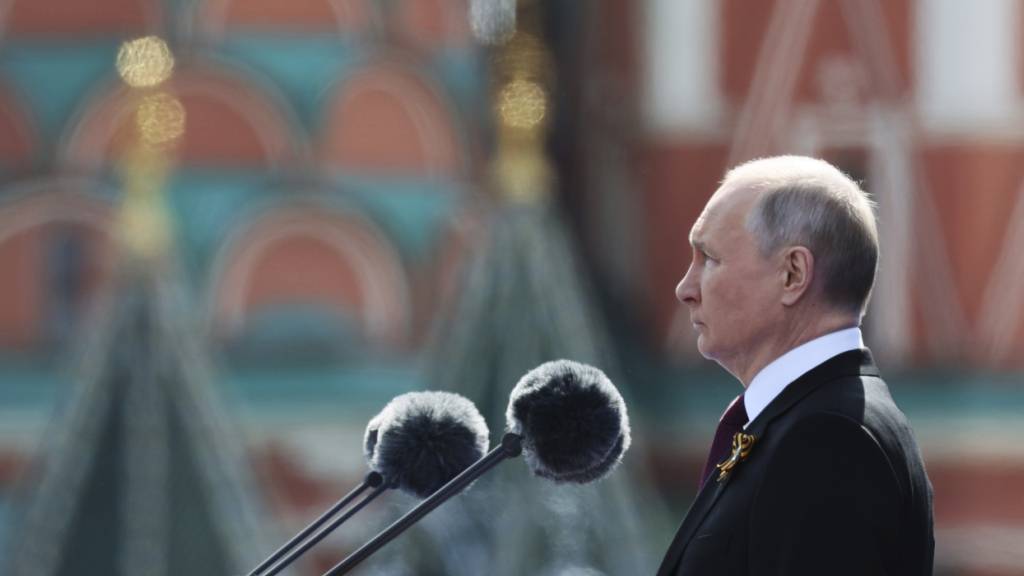 ARCHIV - Der russische Präsident Wladimir Putin hält eine Rede während der Militärparade zum Tag des Sieges anlässlich des 78. Jahrestages des Endes des Zweiten Weltkrieges auf dem Roten Platz in Moskau. Foto: Gavriil Grigorov/AP/dpa