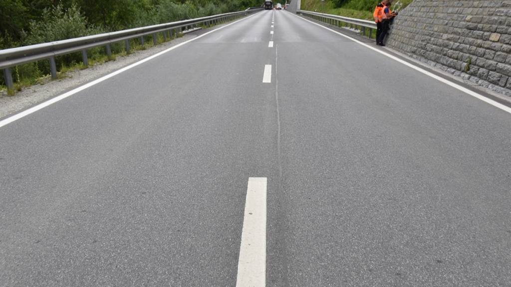 Die Mitfahrerin und der Fahrer des Motorrads, der schliesslich auch stürzte, mussten schwer verletzt nach Chur geflogen werden.