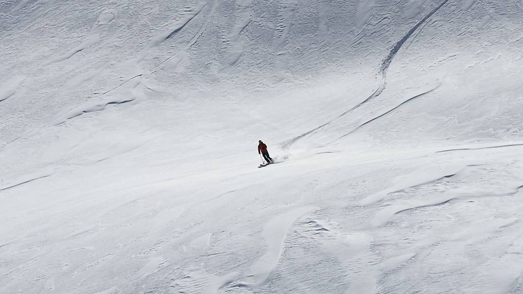 Nachdem ihn gegen 14.20 Uhr eine Lawine am Madlochjoch bei Lech (Bezirk Bludenz) etwa 500 Meter mitgerissen und komplett verschüttet hatte, ragte nur noch die linke eines Skifahrers in die Luft.